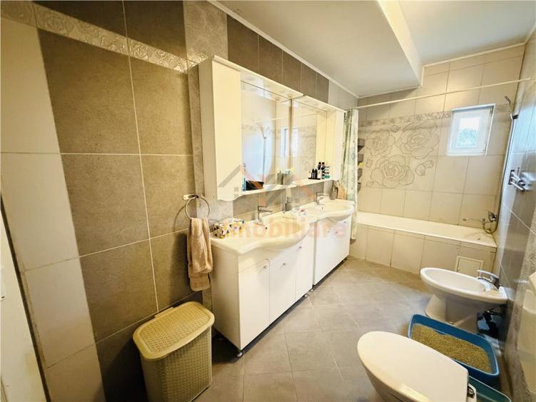 Apartament cu 3 camere decomandat în Paleu
