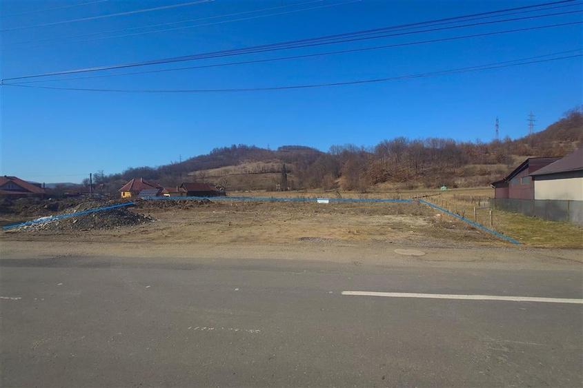 Teren Construcții intravilan de 1588 mp, în Est