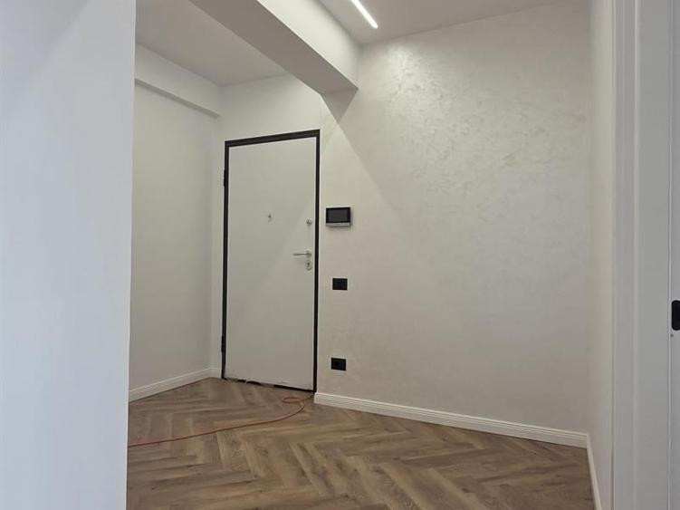 Apartament cu 3 camere semidecomandat în Est