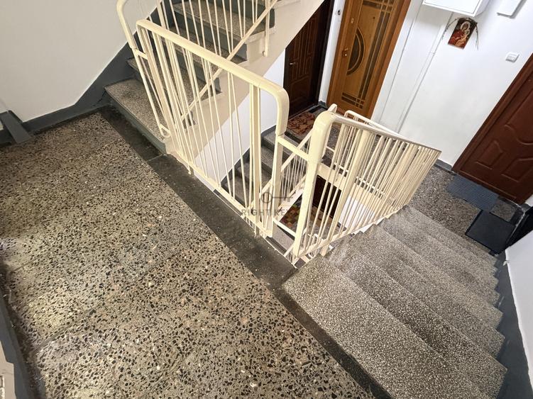 Apartament cu 4 camere semidecomandat, mobilat în Berceni