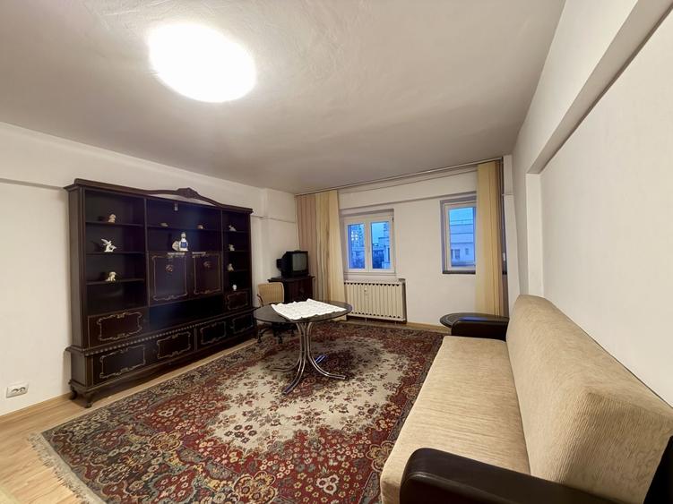 Apartament cu 3 camere semidecomandat în Aviației