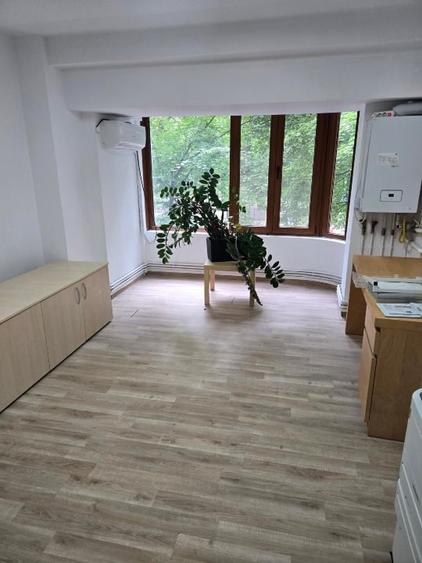 Apartament cu 3 camere semidecomandat, mobilat în Ultracentral