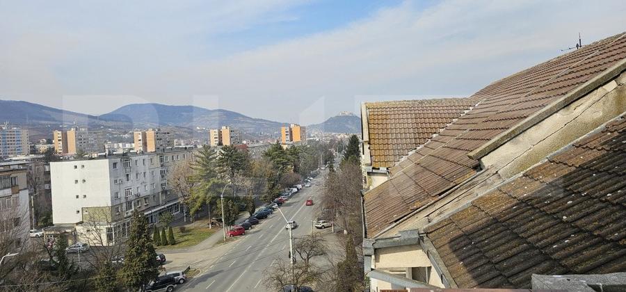 Apartament cu 5 camere decomandat, mobilat în Trident