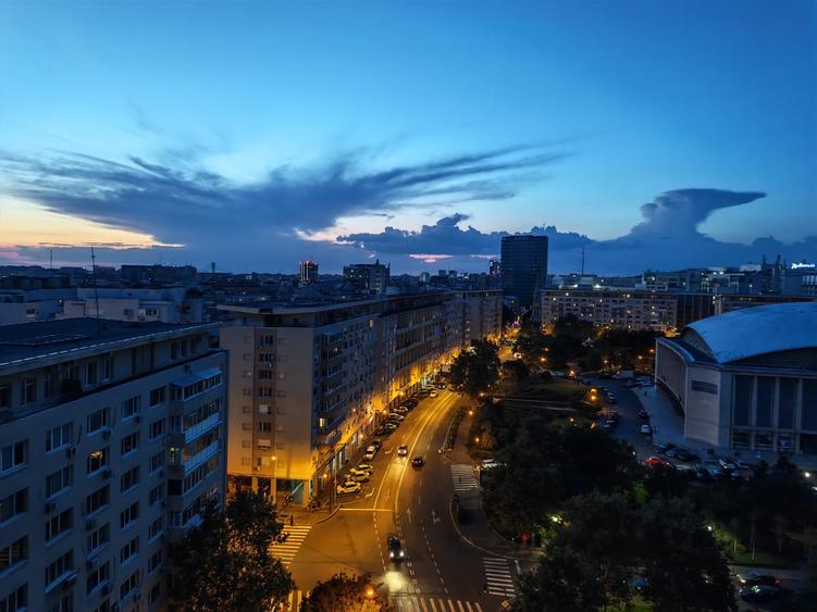 Apartament cu 3 camere semidecomandat în Calea Victoriei