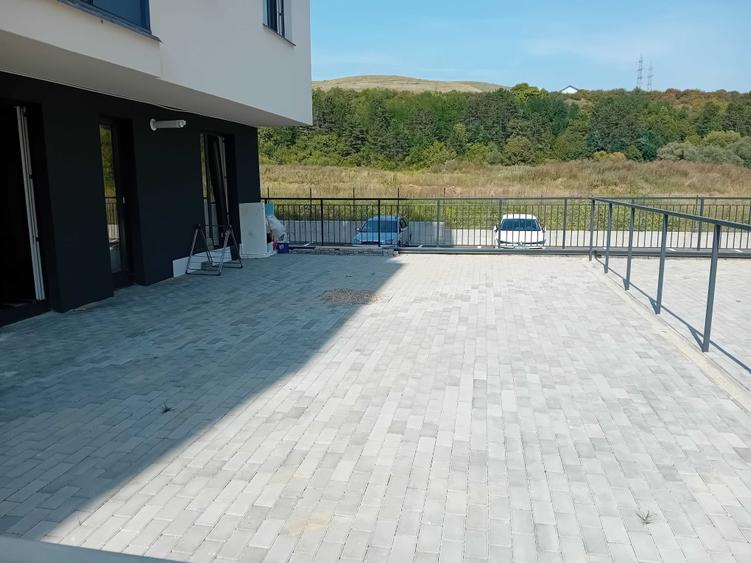 Apartament cu 3 camere decomandat în Florești