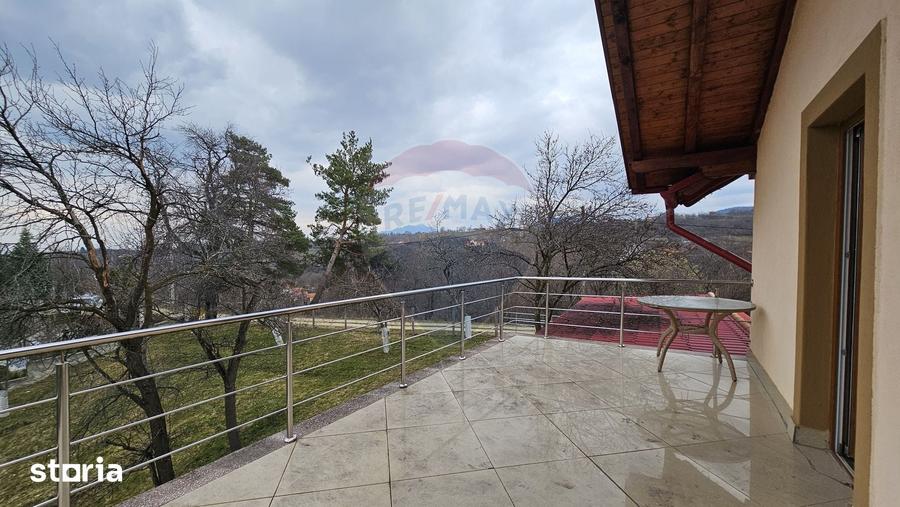 Casă cu 6 camere cu Teren 10331 Mp în Bran