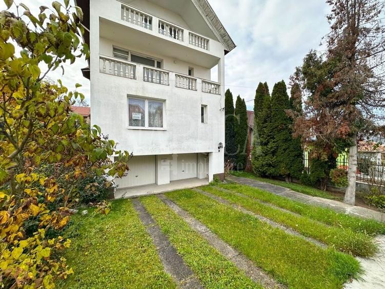 Casă individuală cu 5 camere cu Canalizare în Central
