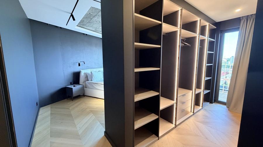 Apartament cu 4 camere semidecomandat, mobilat în Central