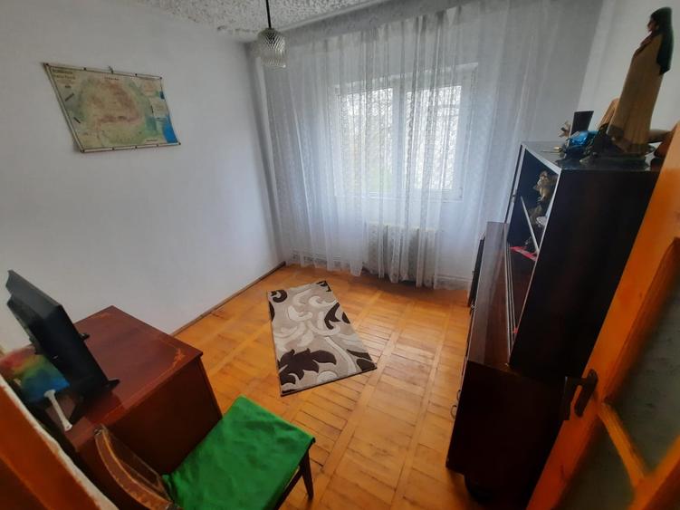 Apartament cu 4 camere decomandat, mobilat în Cug
