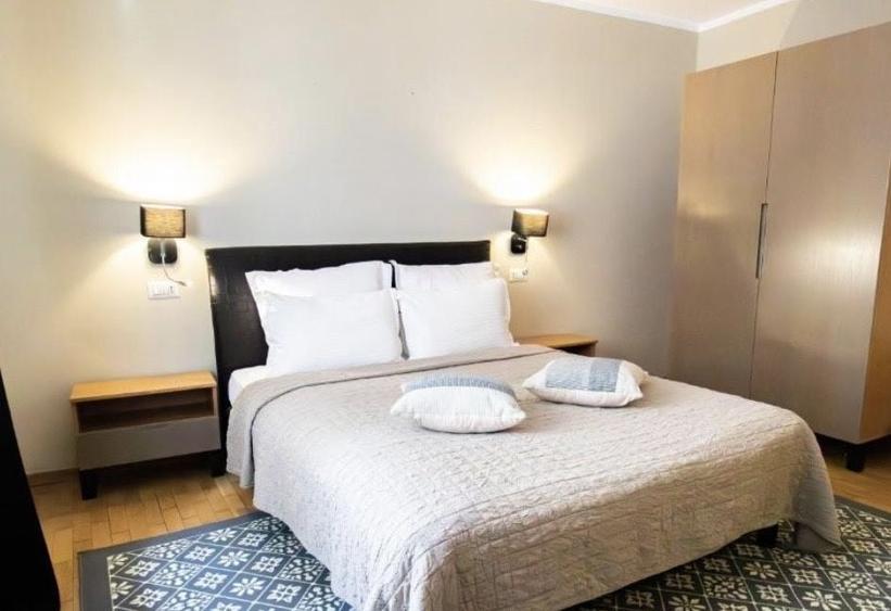 Apartament cu 4 camere decomandat în Central