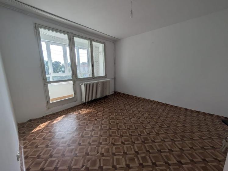 Apartament cu 4 camere decomandat în Rahova