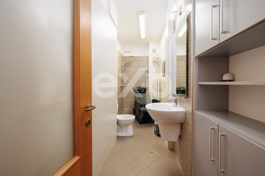 Apartament cu 5 camere decomandat, mobilat în Romană