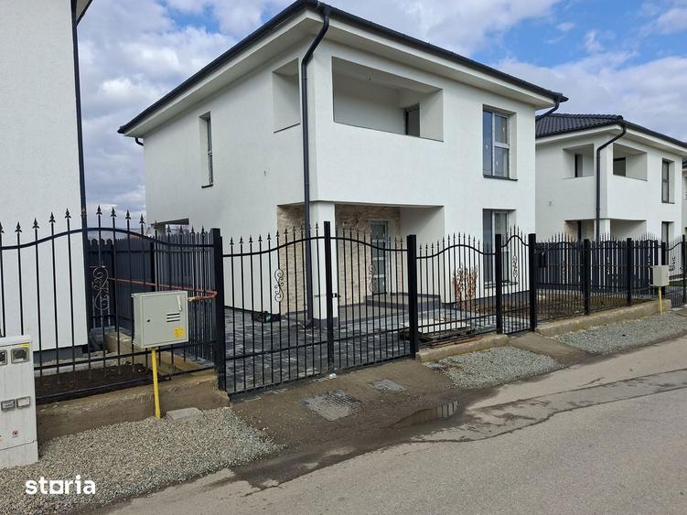 Casă cu 5 camere cu Teren 250 Mp în Micești
