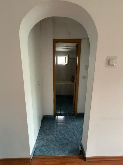Apartament cu 3 camere semidecomandat în Rahova