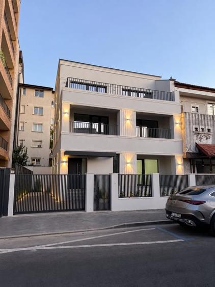 Casă individuală cu 8 camere cu Canalizare în Floreasca