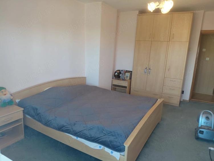 Apartament cu 3 camere semidecomandat în Valu lui Traian