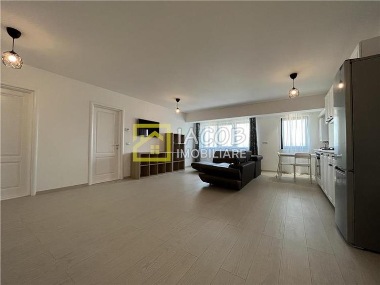 Apartament cu 3 camere semidecomandat, mobilat în 9 Mai