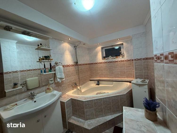 Casă cu 4 camere cu Teren 490 Mp în Central