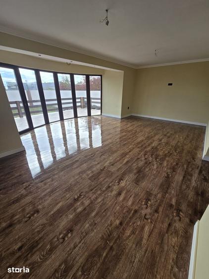Casă cu 5 camere cu Teren 658 Mp în Central