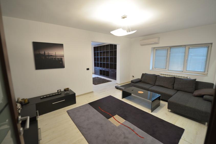 Apartament cu 4 camere semidecomandat în Baba-Dochia