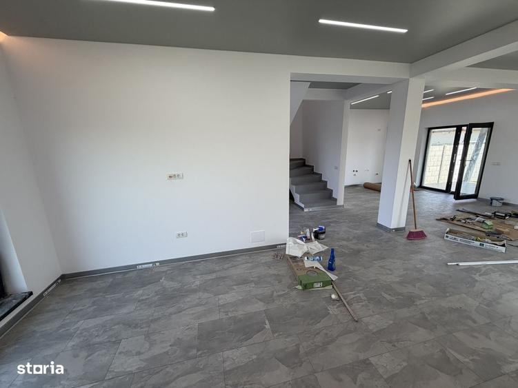 Casă cu 4 camere în Domnești
