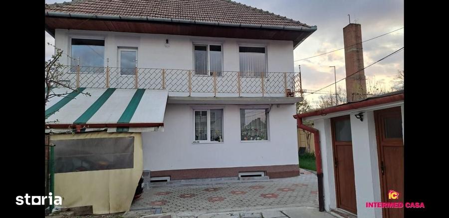 Casă cu 7 camere decomandat cu Teren 350 Mp în Central