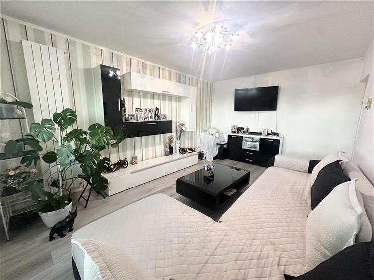 Apartament 3 Camere Decomandat Zona Far - 1