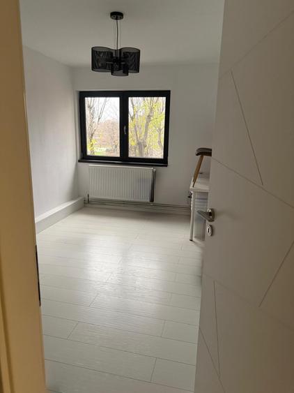 Apartament cu 5 camere decomandat în Drumul Taberei