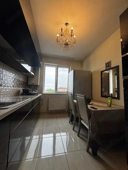 Apartament cu 3 camere decomandat în 1 Decembrie