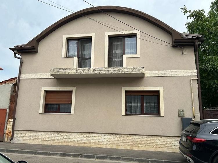 Casă cu 4 camere decomandat în Cantemir