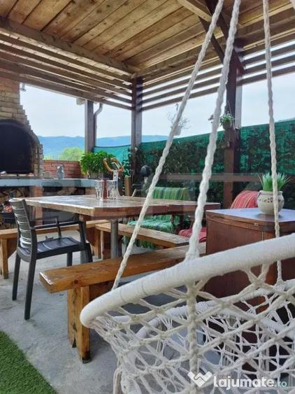 Casă cu 7 camere cu Teren 440 Mp în Poiana