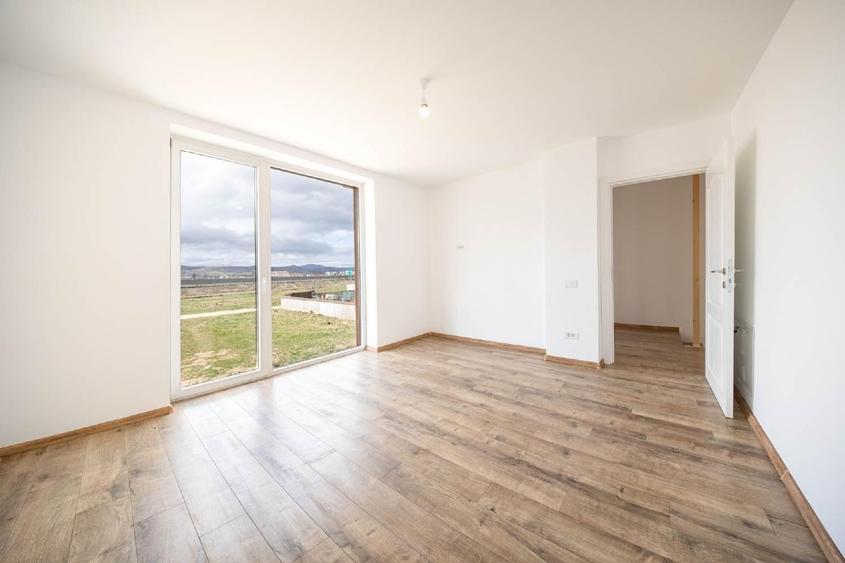 Duplex cu 4 camere cu Canalizare în Sud