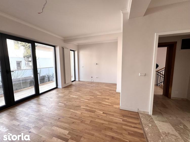 Apartament cu 3 camere în Tei