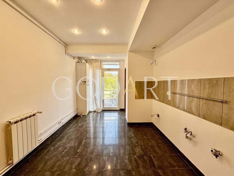 Apartament cu 5 camere semidecomandat în Primăverii