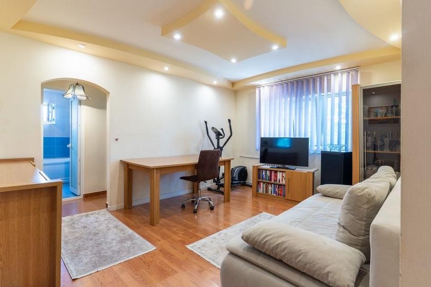 Apartament cu 3 camere semidecomandat în Inel I