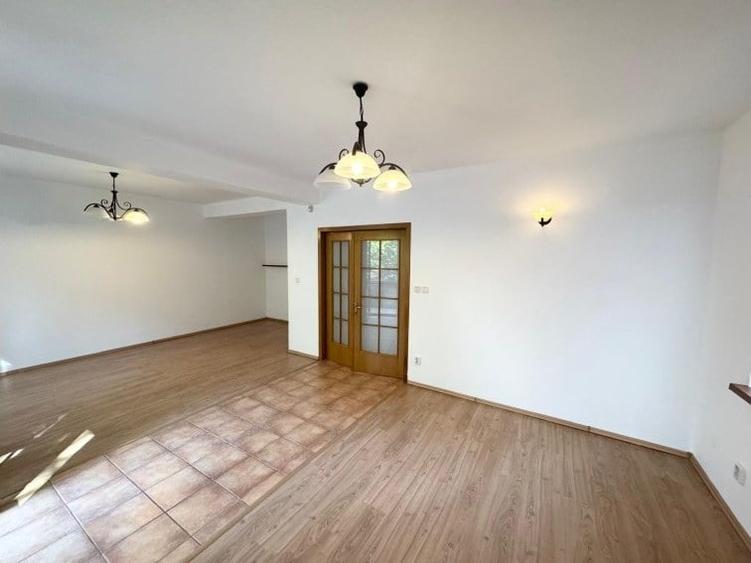 Casă cu 8 camere cu Teren 250 Mp în Tei