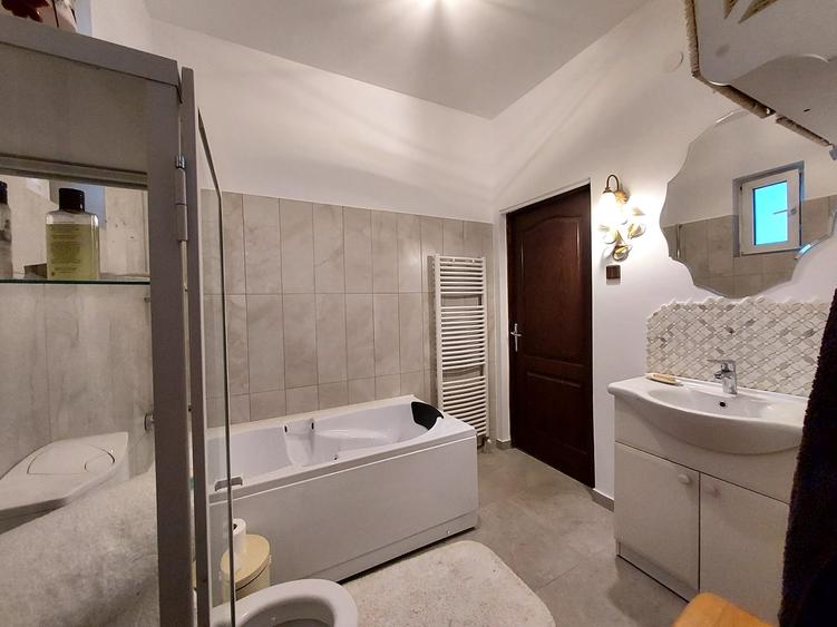 Casă individuală cu 6 camere cu Teren 2160 Mp în Simeria