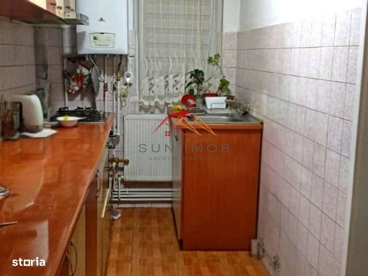 Apartament cu 3 camere semidecomandat în Piața Centrală