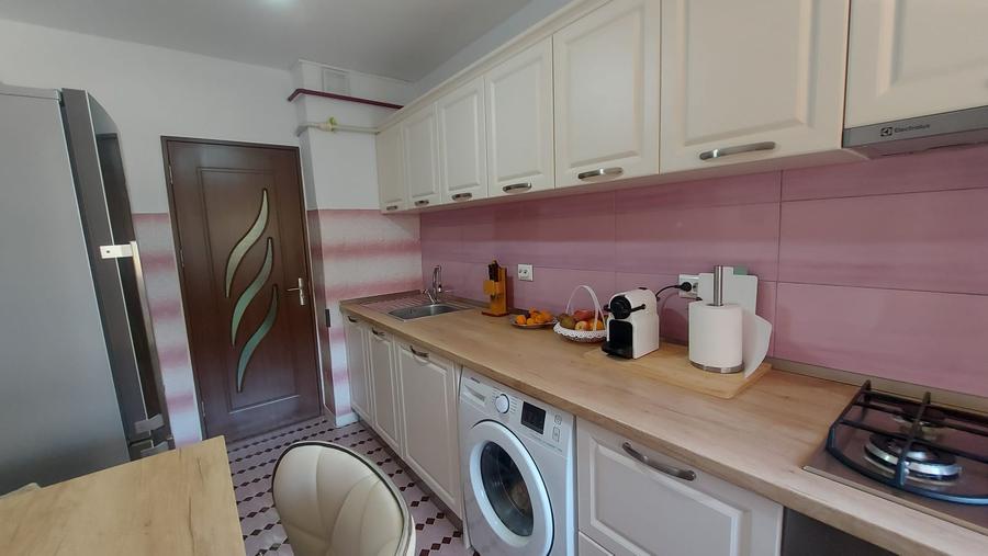 Apartament cu 4 camere decomandat, mobilat în