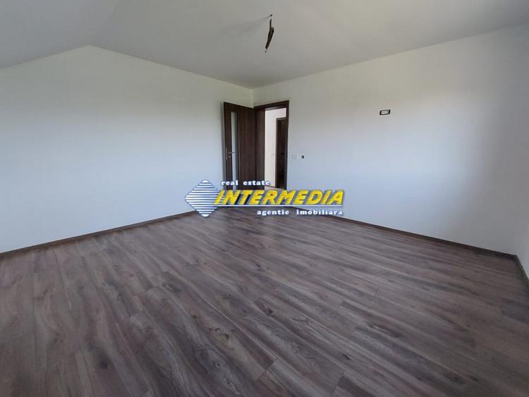 Casă individuală cu 5 camere cu Canalizare în Cetate