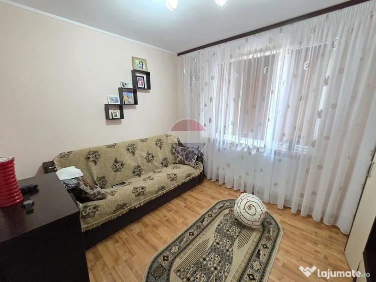 Apartament cu 3 camere decomandat în Sud