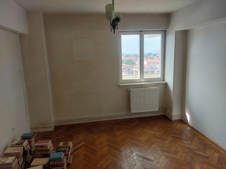 Apartament cu 4 camere decomandat în Central