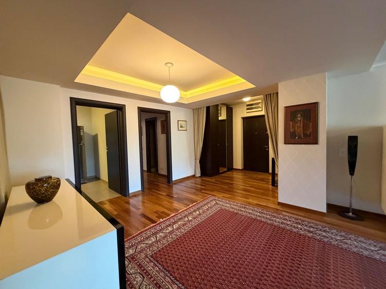Apartament cu 4 camere decomandat în Herăstrău