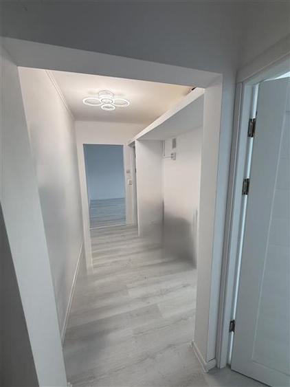 Apartament cu 3 camere semidecomandat în Tomis Nord