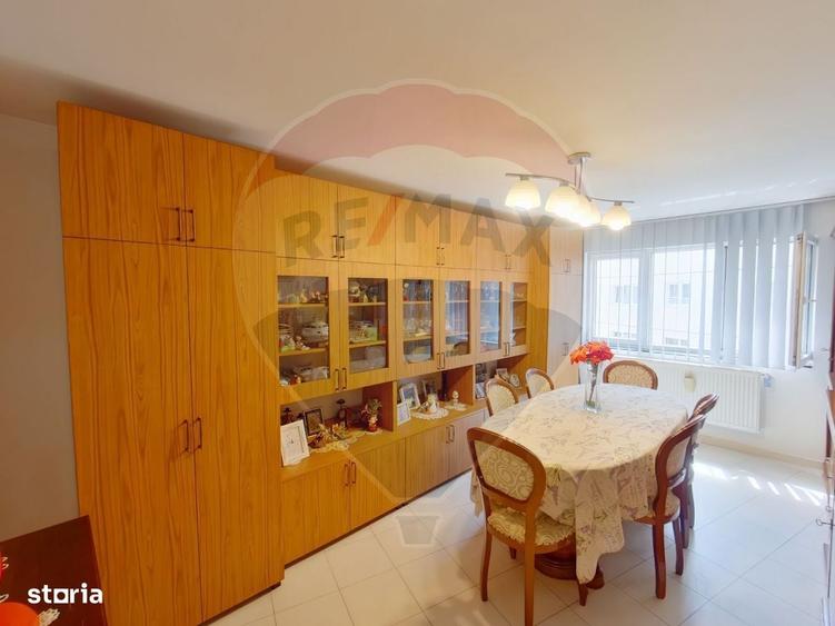 Apartament cu 4 camere decomandat în Central