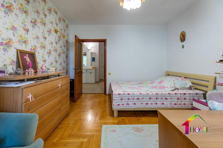 Casă individuală cu 9 camere cu Canalizare în Ultracentral