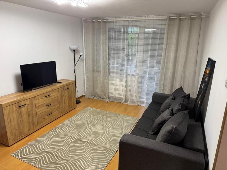 Apartament cu 4 camere semidecomandat, mobilat în Dristor