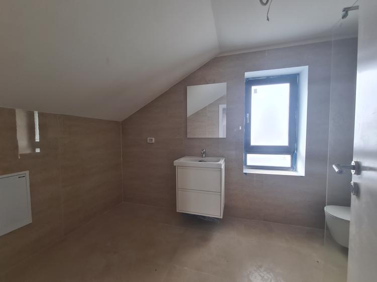 Casă individuală cu 5 camere cu Canalizare în Central