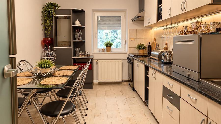 Apartament cu 3 camere decomandat în Răcădău