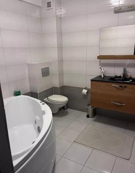 Apartament cu 3 camere semidecomandat în Florești